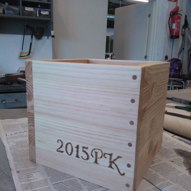 Puinen sisustuslaatikko jossa vuosiluku 2015 ja kirjaimet PK