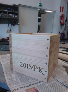 Puinen sisustuslaatikko jossa vuosiluku 2015 ja kirjaimet PK